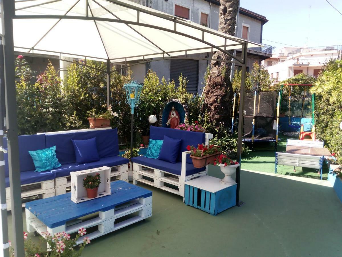 Beb I Delfini Di Casa Paola Panzió Mascali Kültér fotó